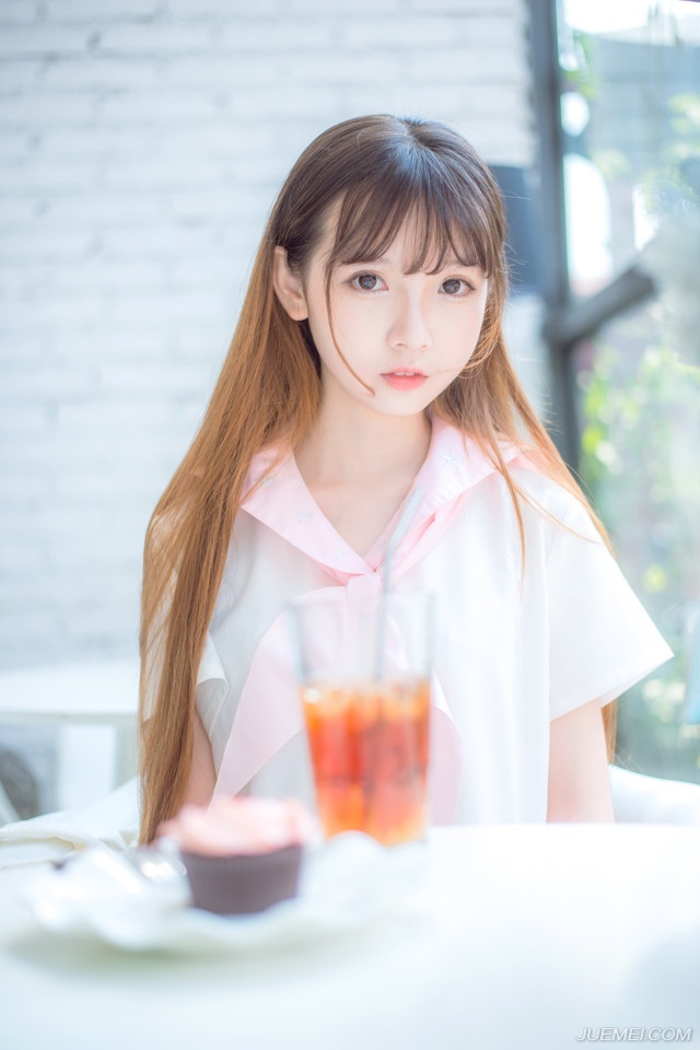从容不迫的举止，比起咄咄逼人的态度，更能令人心折。——三毛《亲爱的三毛》